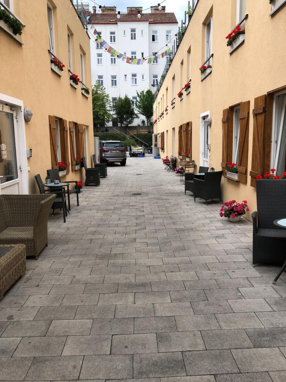 Boutique Hostel Zum Goldenen Kegel Wien Exterior foto